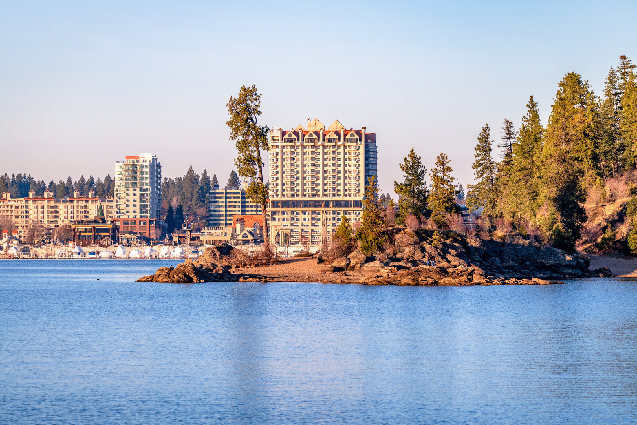 Resort_Autumn_Fall_Exterior_AdobeStock_401864838